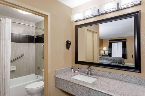 Days Inn by Wyndham Sarasota Bay - image 11