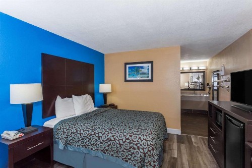 Days Inn by Wyndham Sarasota Bay - image 8