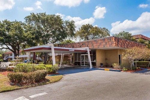 Baymont by Wyndham Sarasota - image 1