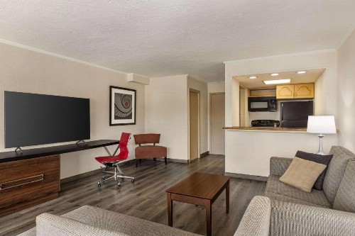 Ramada by Wyndham Sarasota Waterfront - image 12