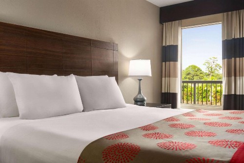 Ramada by Wyndham Sarasota Waterfront - image 16