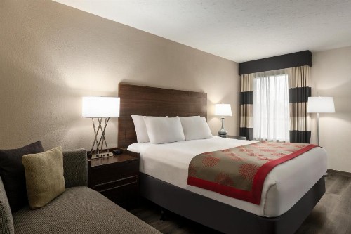 Ramada by Wyndham Sarasota Waterfront - image 21
