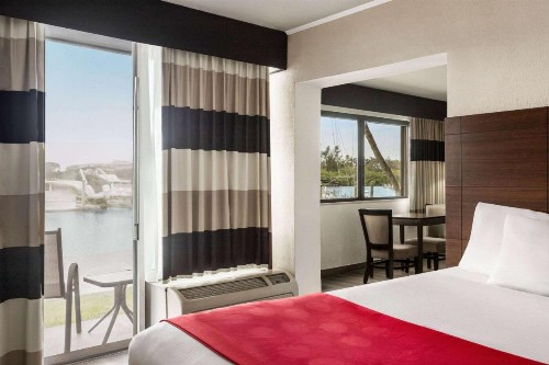 Ramada by Wyndham Sarasota Waterfront - image 30