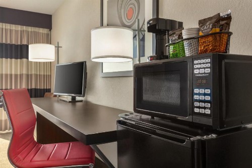 Ramada by Wyndham Sarasota Waterfront - image 39