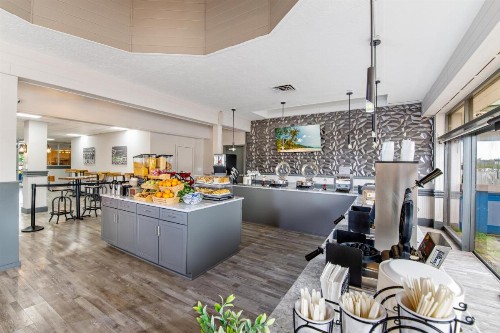 Ramada by Wyndham Sarasota Waterfront - image 42