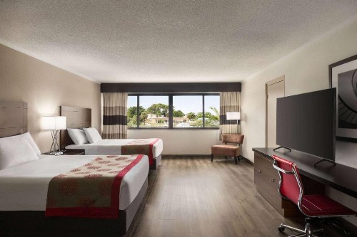 Ramada by Wyndham Sarasota Waterfront - image 6