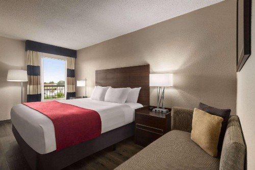 Ramada by Wyndham Sarasota Waterfront - image 7