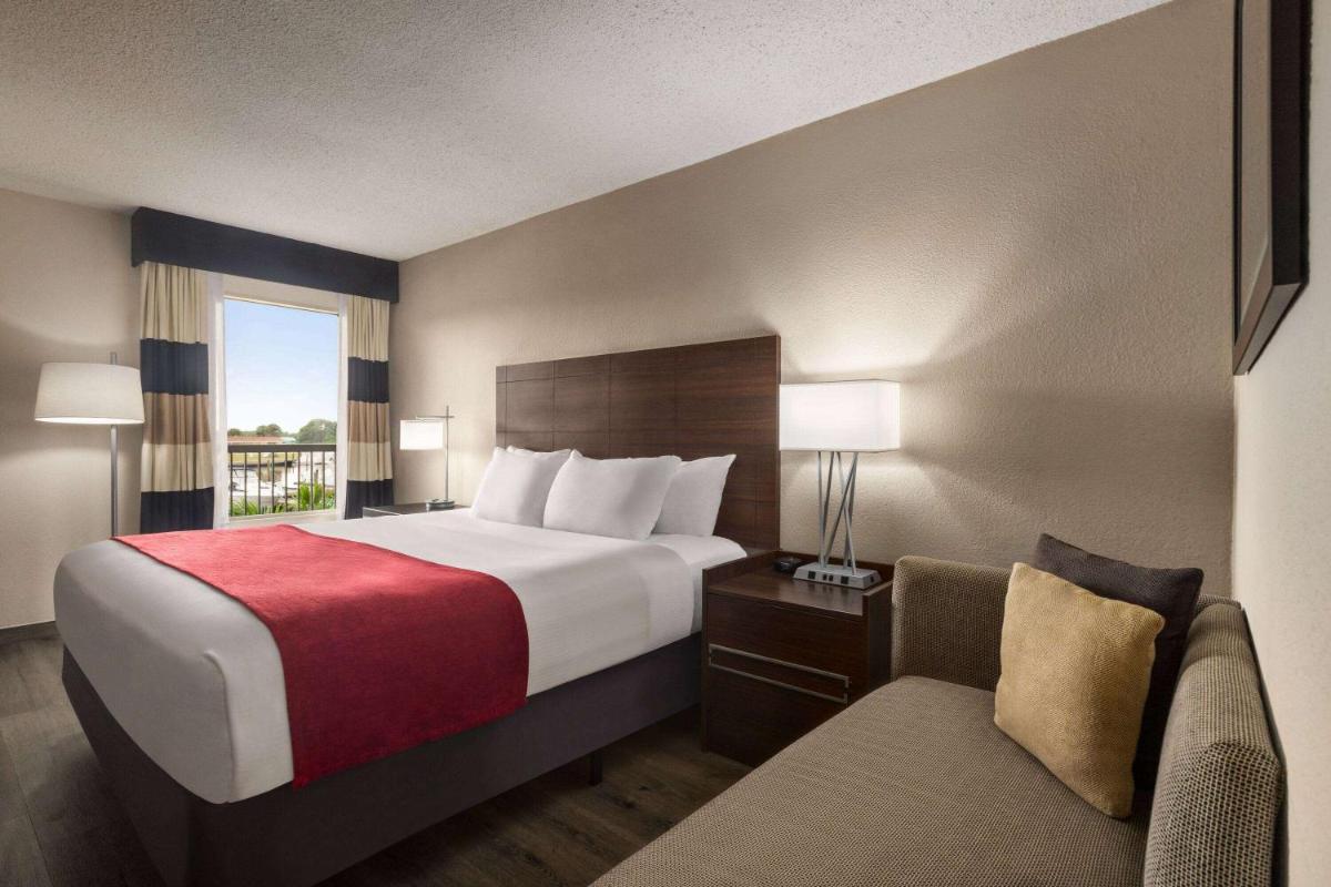 Ramada by Wyndham Sarasota Waterfront - image 7