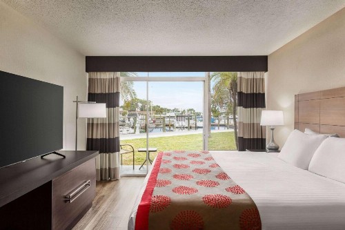 Ramada by Wyndham Sarasota Waterfront - image 9