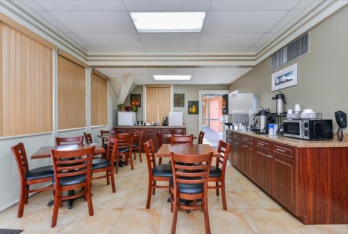 Americas Best Value Inn Sarasota - image 16