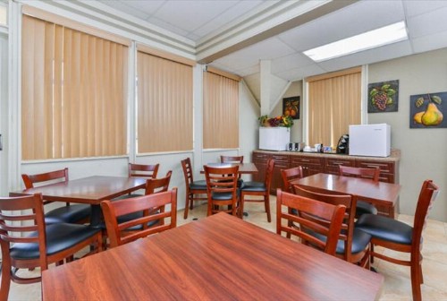 Americas Best Value Inn Sarasota - image 17