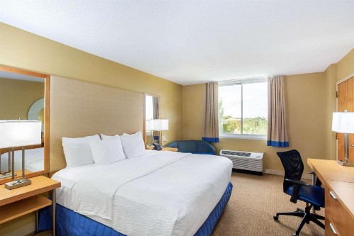 La Quinta by Wyndham Sarasota Downtown - image 10