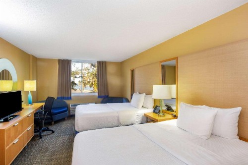 La Quinta by Wyndham Sarasota Downtown - image 13