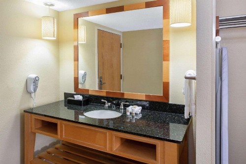 La Quinta by Wyndham Sarasota Downtown - image 18