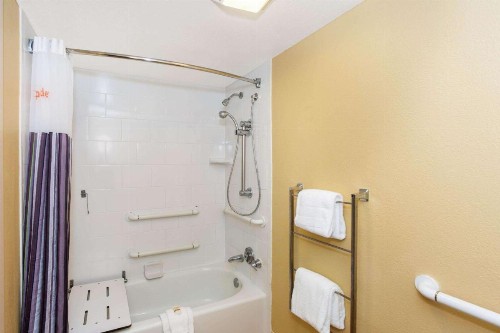La Quinta by Wyndham Sarasota Downtown - image 20