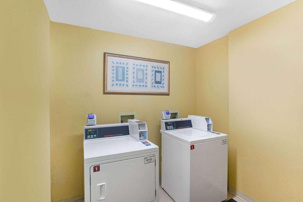 La Quinta by Wyndham Sarasota Downtown - image 3