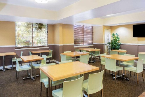 La Quinta by Wyndham Sarasota Downtown - image 4
