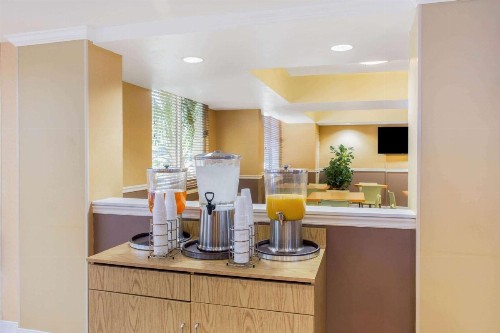 La Quinta by Wyndham Sarasota Downtown - image 5