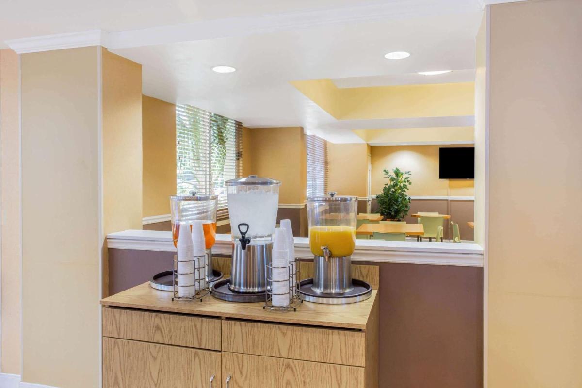 La Quinta by Wyndham Sarasota Downtown - image 5