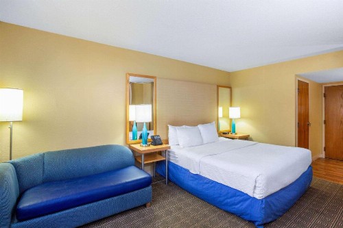 La Quinta by Wyndham Sarasota Downtown - image 7