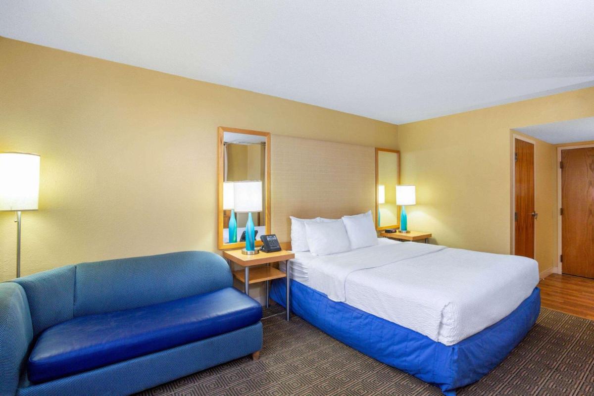 La Quinta by Wyndham Sarasota Downtown - image 7