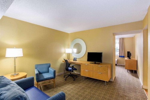 La Quinta by Wyndham Sarasota Downtown - image 9