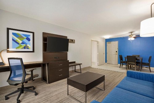 Holiday Inn Express & Suites Sarasota East an IHG Hotel - image 3