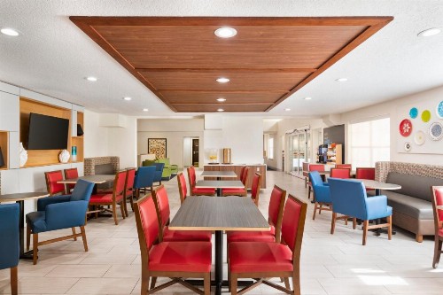 Holiday Inn Express & Suites Sarasota East an IHG Hotel - image 7