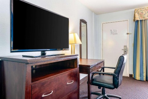 Quality Inn Sarasota North Near Lido Key Beach - image 11