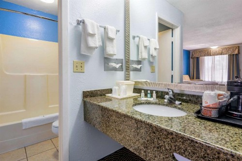Quality Inn Sarasota North Near Lido Key Beach - image 12