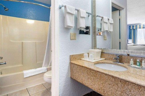 Quality Inn Sarasota North Near Lido Key Beach - image 17