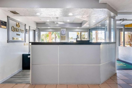 Quality Inn Sarasota North Near Lido Key Beach - image 2