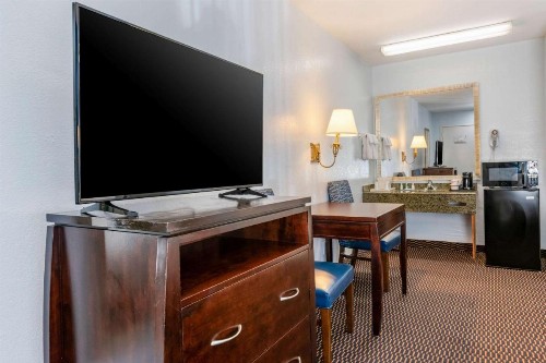 Quality Inn Sarasota North Near Lido Key Beach - image 21
