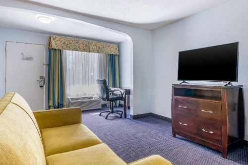 Quality Inn Sarasota North Near Lido Key Beach - image 27