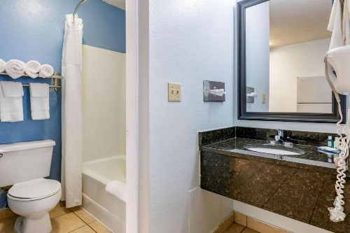 Quality Inn Sarasota North Near Lido Key Beach - image 31