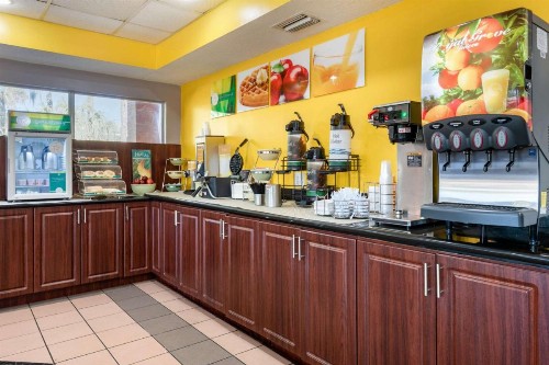 Quality Inn Sarasota North Near Lido Key Beach - image 35