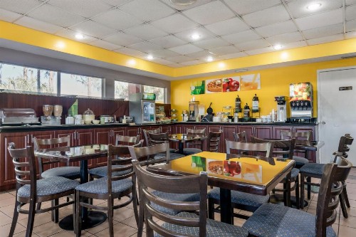 Quality Inn Sarasota North Near Lido Key Beach - image 37