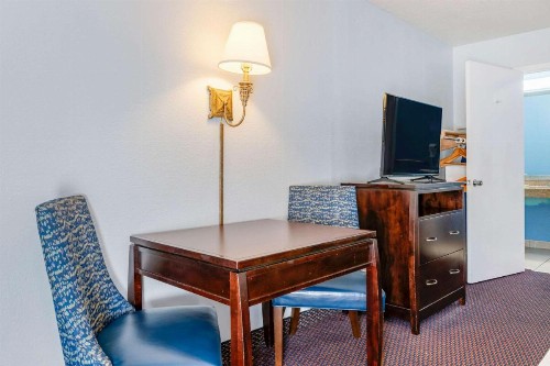 Quality Inn Sarasota North Near Lido Key Beach - image 4