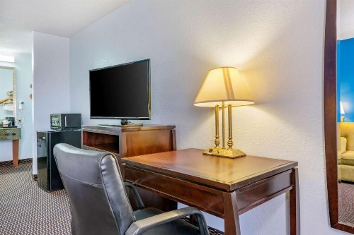 Quality Inn Sarasota North Near Lido Key Beach - image 9