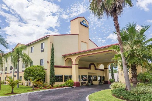 Days Inn by Wyndham Sarasota I-75 - image 1