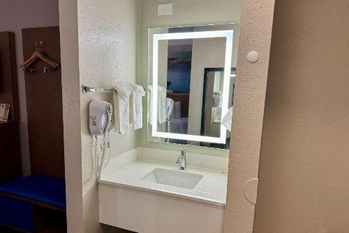Days Inn by Wyndham Sarasota I-75 - image 11