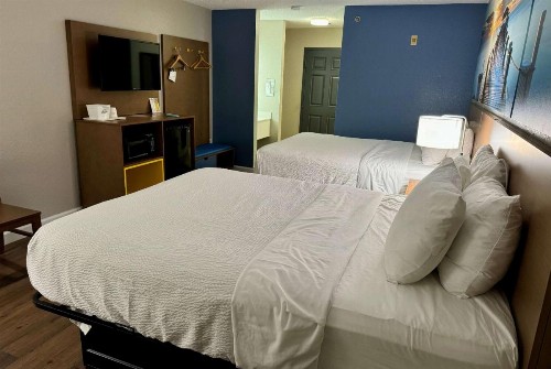 Days Inn by Wyndham Sarasota I-75 - image 15