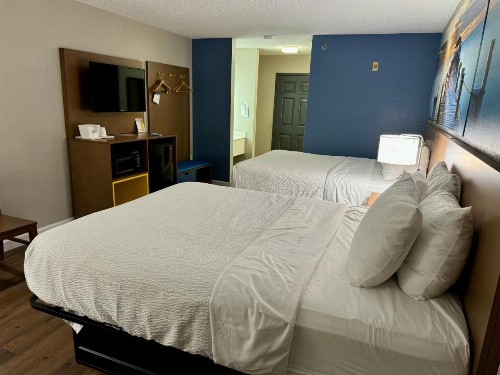 Days Inn by Wyndham Sarasota I-75 - image 16