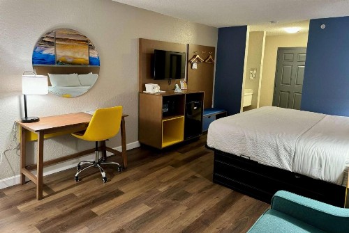 Days Inn by Wyndham Sarasota I-75 - image 17