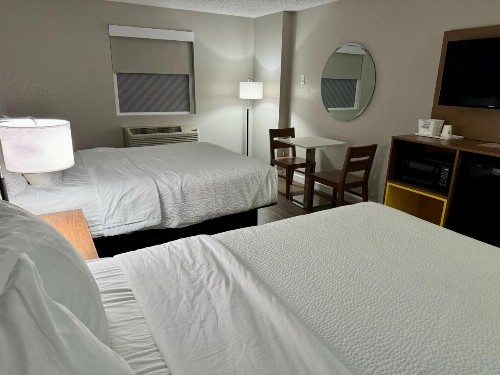 Days Inn by Wyndham Sarasota I-75 - image 18