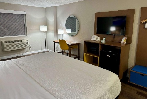 Days Inn by Wyndham Sarasota I-75 - image 27
