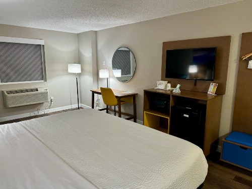 Days Inn by Wyndham Sarasota I-75 - image 29