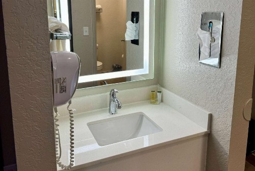 Days Inn by Wyndham Sarasota I-75 - image 3