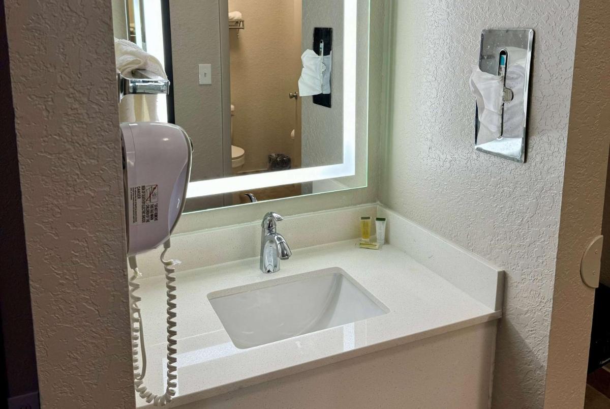 Days Inn by Wyndham Sarasota I-75 - image 3