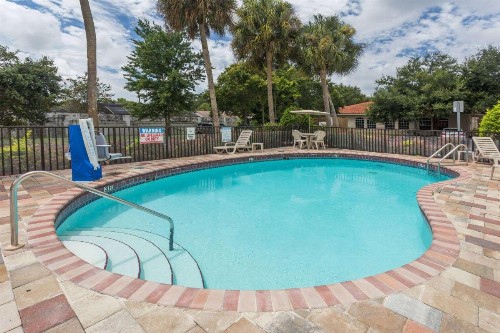 Days Inn by Wyndham Sarasota I-75 - image 30